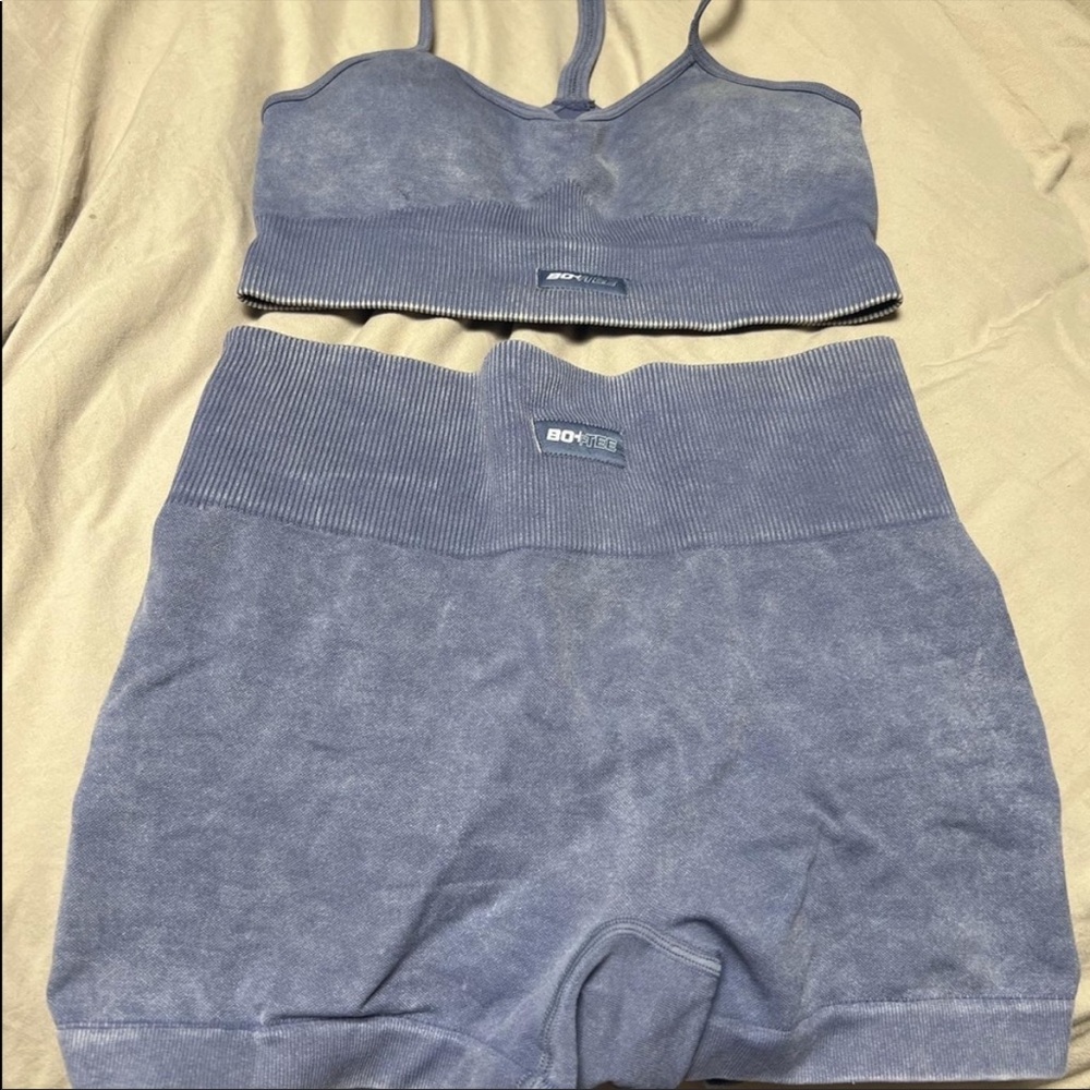 Matching set. If interested in only buying one of the pieces message me!